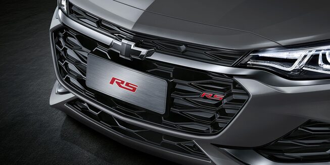 Insignia y parrilla RS en sedán turbo, Chevrolet Cavalier 2024