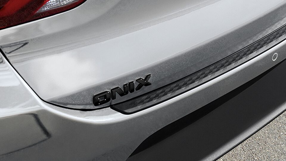 Personaliza tu sedán deportivo 2025 con el emblema Onix en color negro y más accesorios externos originales Chevrolet