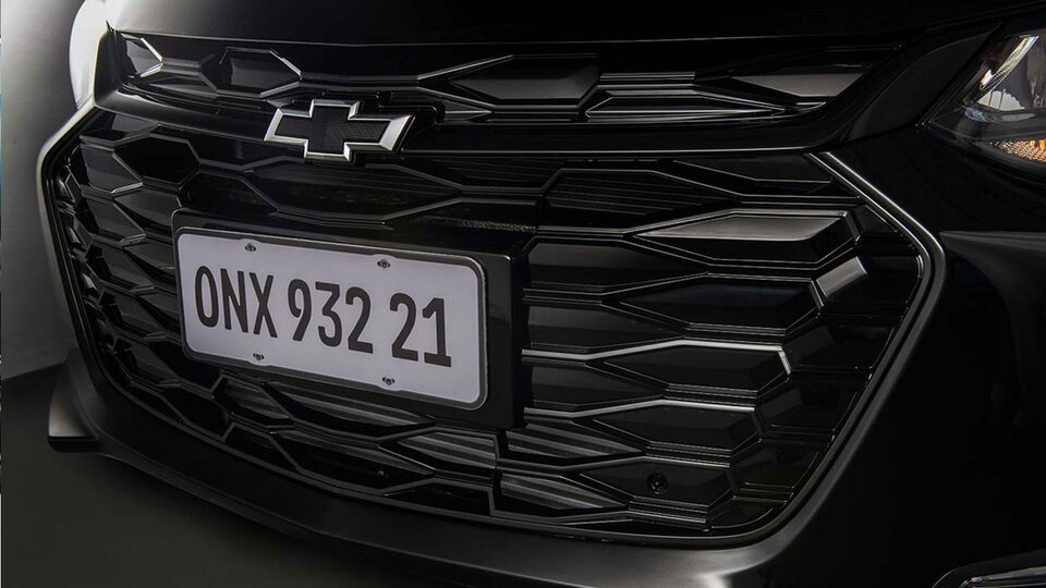 Personaliza tu sedán Onix 2025 con la parrilla deportiva frontal y más accesorios externos originales Chevrolet