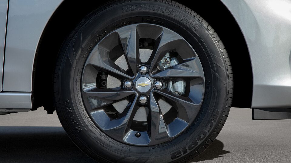 Personaliza tu sedán Chevrolet Onix 2025 con los rines de 15 pulgadas en aluminio y más accesorios externos deportivos