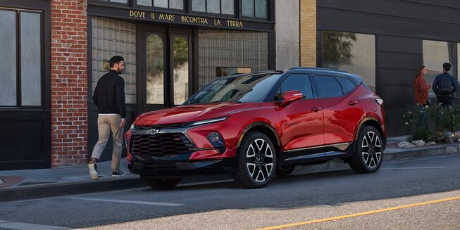 Chevrolet Blazer 2023, camioneta mediana con renovado diseño exterior RS y RS bitono, que muestra su estilo deportivo