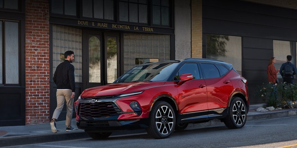 Chevrolet Blazer 2023, camioneta mediana con renovado diseño exterior RS y RS bitono, que muestra su estilo deportivo
