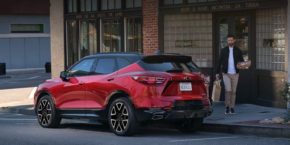 Nuevas luces diurnas y luces traseras, así como doble escape rectangular para Chevrolet Blazer 2023, camioneta mediana