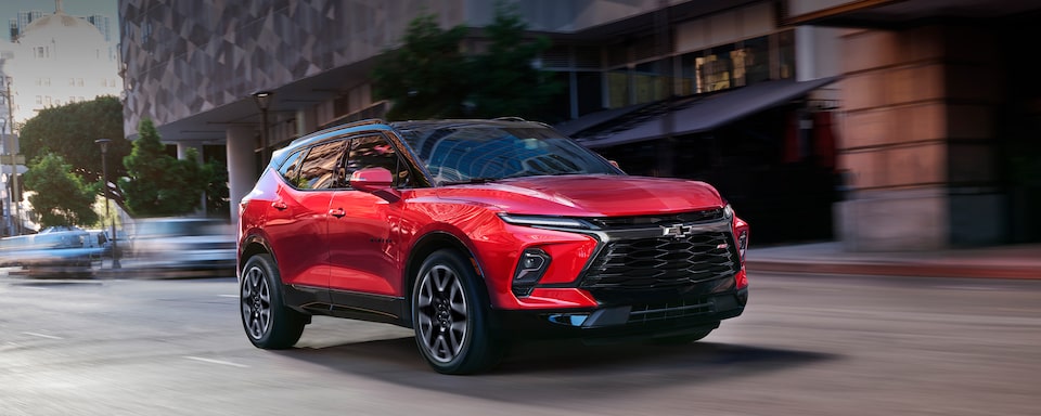 Chevrolet Blazer 2023, camioneta mediana con faros intellibeam, nuevo diseño de parrilla y rines en aluminio de 20 pulgadas.