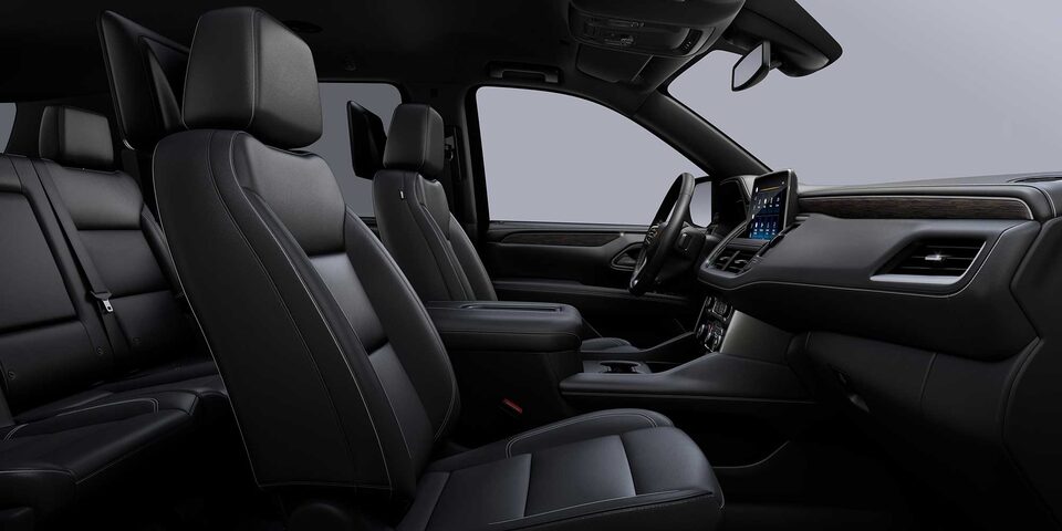 Chevrolet Suburban 2024 con interior en color piel negra