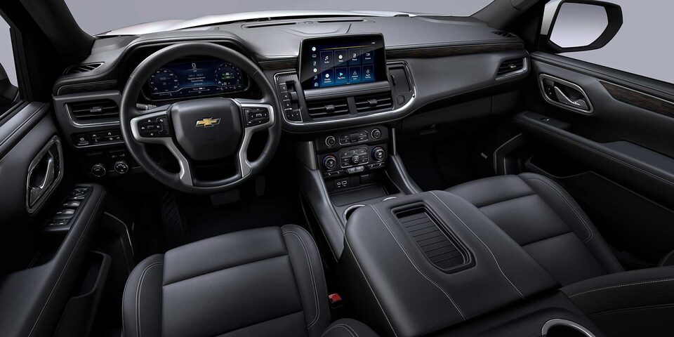 Chevrolet Suburban 2024 con interior en color piel negra