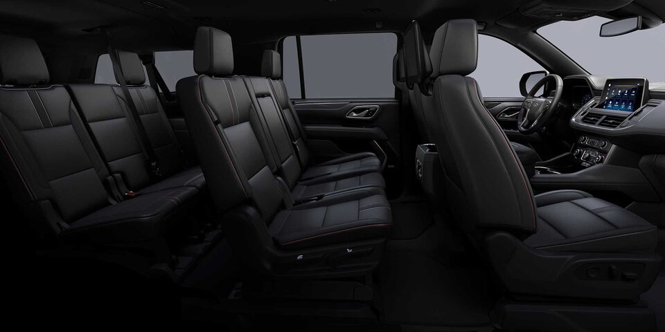 Chevrolet Suburban 2024 con interior en color piel negra con costuras rojas