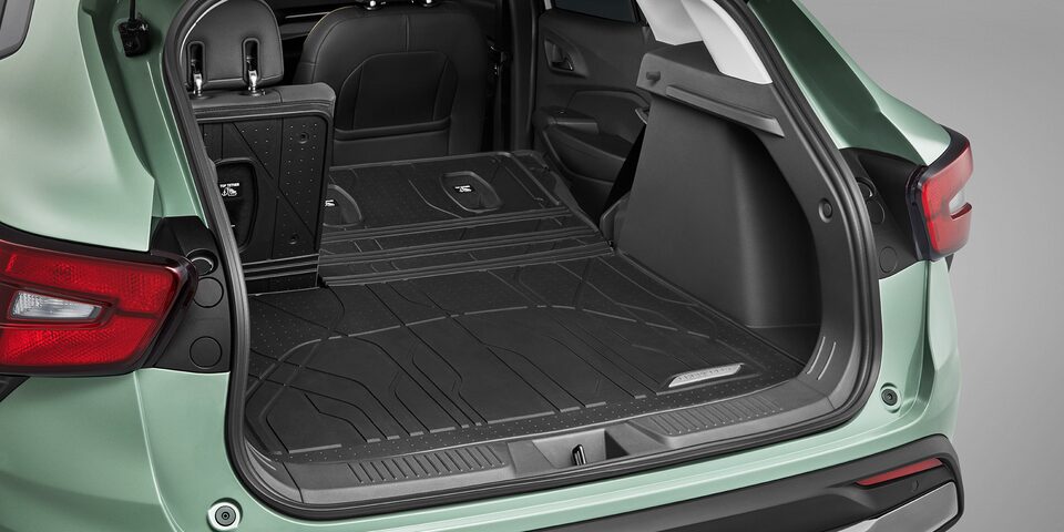 Tapete de vinil rígido con cobertura extendida tu SUV Chevrolet Trax 2025, deportiva y urbana
