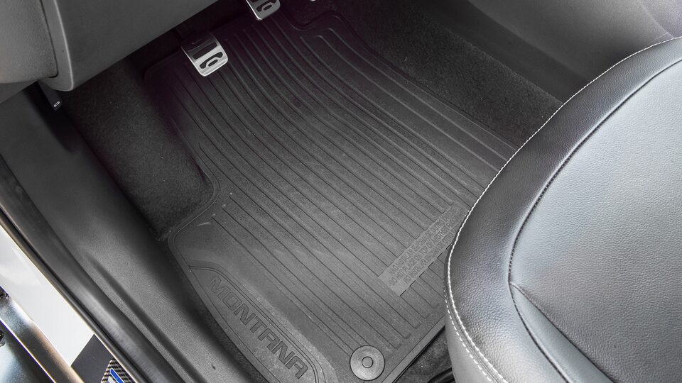 Protege el piso de tu camioneta Chevrolet Montana 2025 con el juego de tapetes en vinil