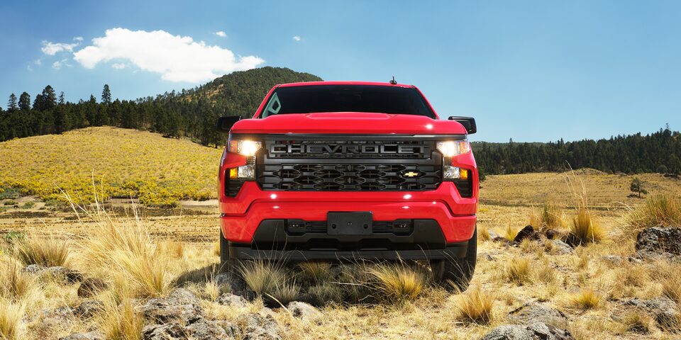 Chevrolet Silverado 2025 versión Custom Edition, tu pickup con parrilla frontal más imponente